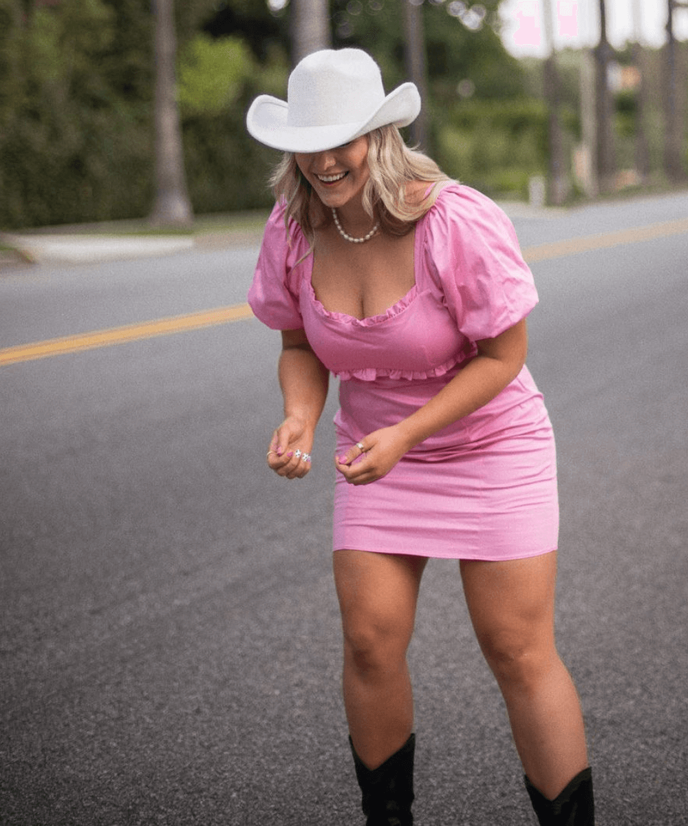 Rae Everyday - vestido rosa com chapéu western e bota - looks com chapéu - Verão 2022 - na rua - https://stealthelook.com.br