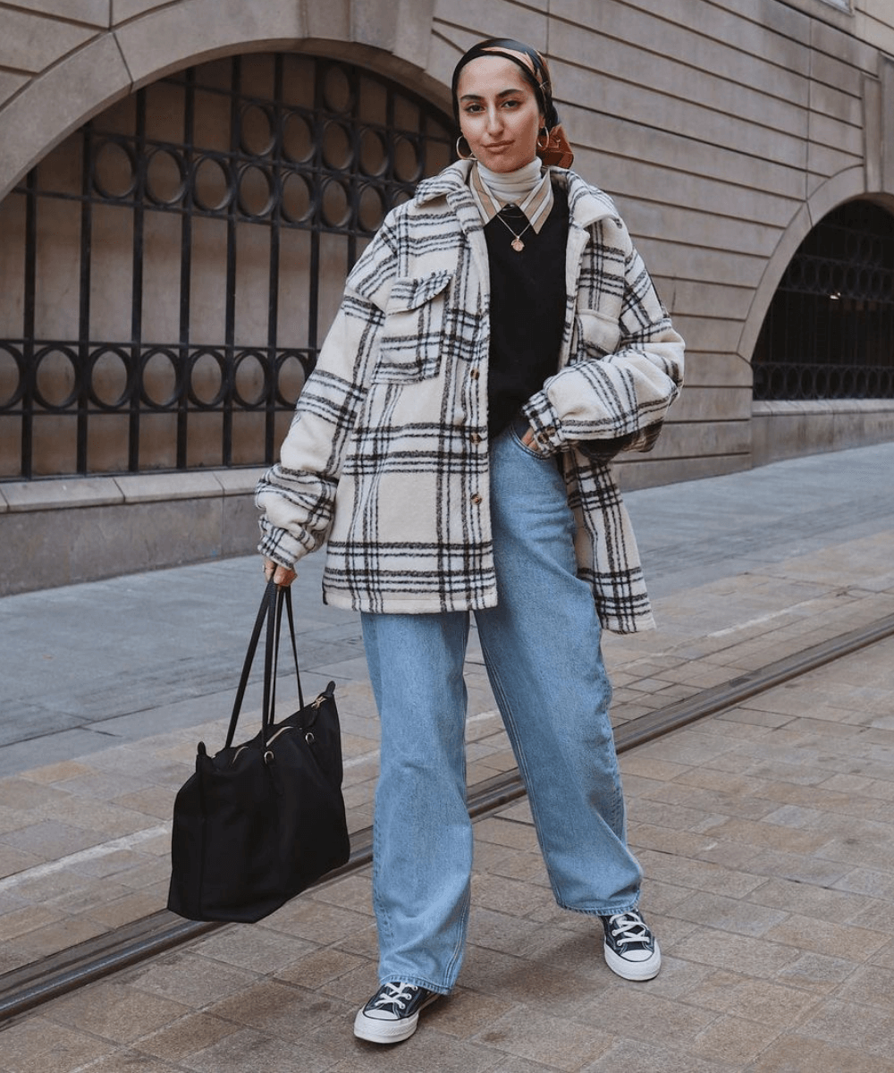 Amira | @modestmira_ - calça jeans, tênis preto e sobreposição com jaqueta xadrez - inverno 2022 - Inverno  - em pé na rua - https://stealthelook.com.br
