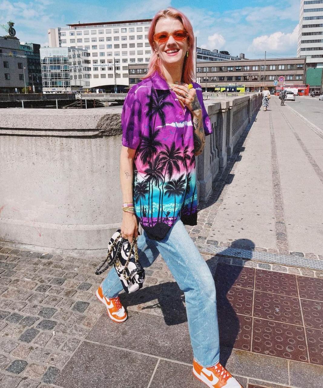 Marianne Theodorsen - camisa estampada com jeans e óculos de sol transparente laranja - óculos de sol transparente - Verão 2022 - na rua - https://stealthelook.com.br