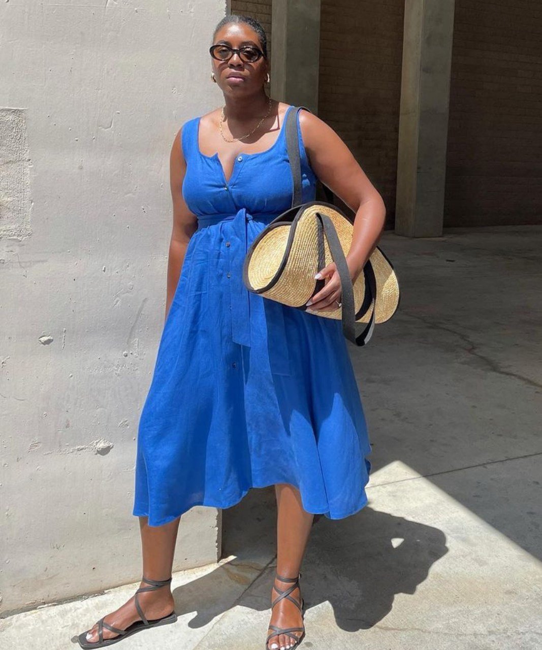 Nicole Omuteku - vestido azul com óculos de sol transparente marrom - óculos de sol transparente - Verão 2022 - na rua - https://stealthelook.com.br