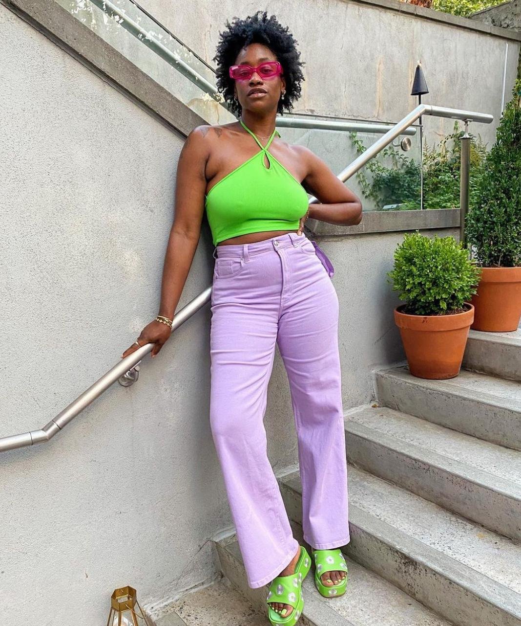 Yolande Macon - blusa verde com calça lilás e óculos de sol transparente rosa - óculos de sol transparente - Verão 2022 - na escada - https://stealthelook.com.br