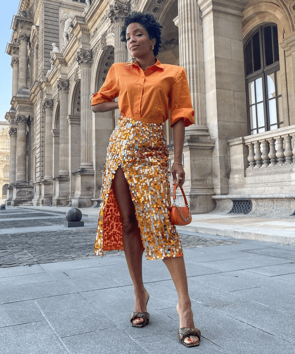 Ellie | @slipintostyle - saia de paetê, camisa laranja e salto alto - tendência do verão - verão - em pé na rua - https://stealthelook.com.br