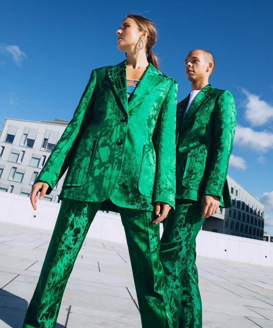 Nina Sandbech - conjunto alfaiataria verde emerald green - cores tendência - Verão 2022 - so sol - https://stealthelook.com.br
