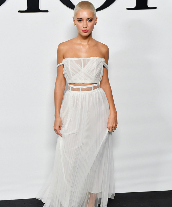 Iris Law - vestido branco midi - Iris Law - verão - Show da Dior - https://stealthelook.com.br