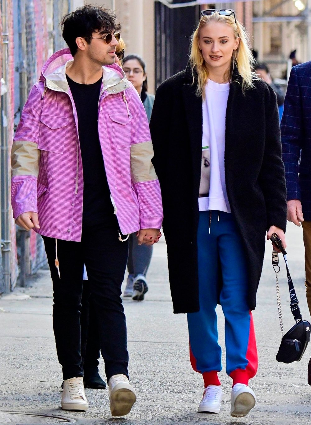 It girls - overcoat, looks de inverno, casaco - Joe Jonas e Sophie Turner - Verão - Street Style  - https://stealthelook.com.br