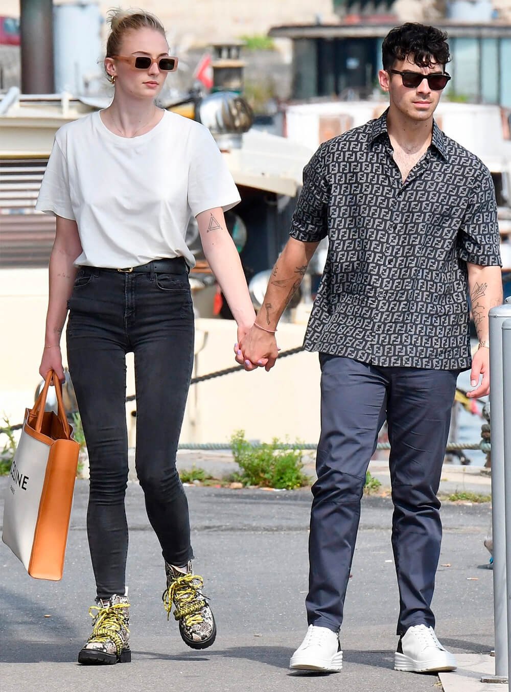 It girls - calça jeans e camiseta, camisa estampada, calça preta - Joe Jonas e Sophie Turner - Verão - Street Style  - https://stealthelook.com.br