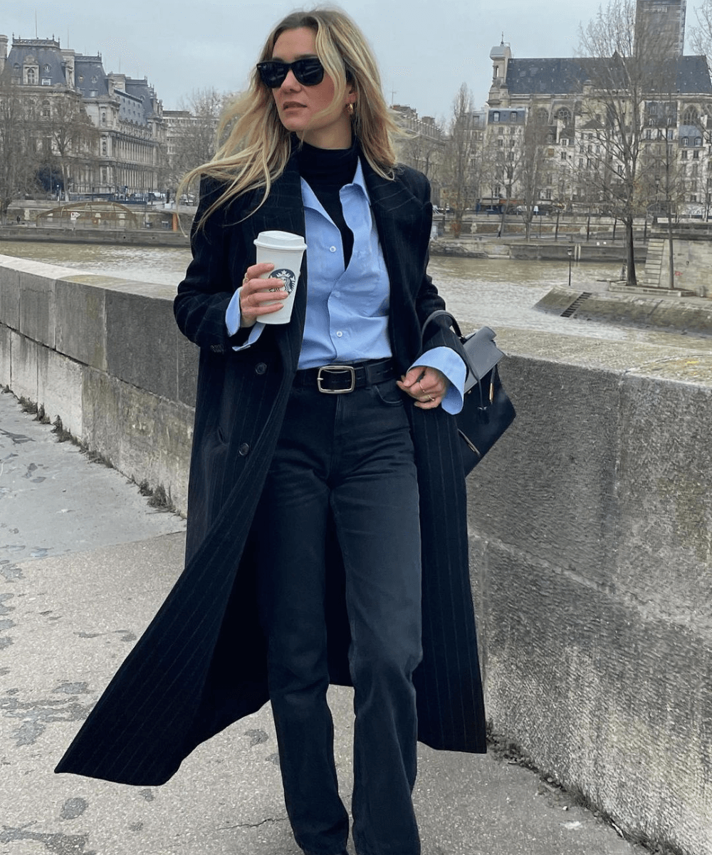 Adenorah | @annelauremais - calça jeans, camisa social azul, sobretudo e óculos de sol - Street Style de Paris - Inverno - Paris - https://stealthelook.com.br