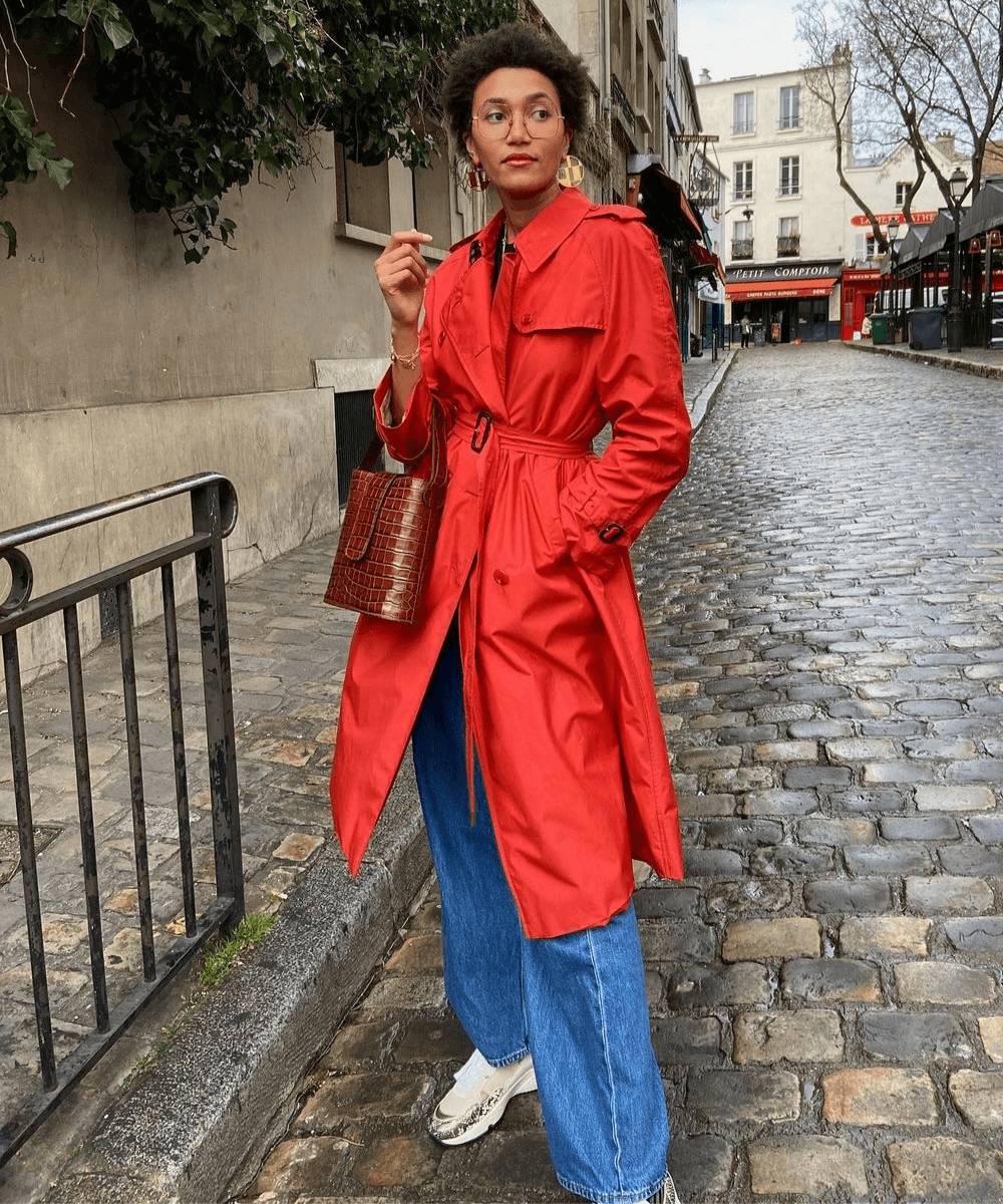 Léna | @lenafarl - calça jeans, trench coat vermelho e tênis - Street Style de Paris - Inverno - Paris - https://stealthelook.com.br