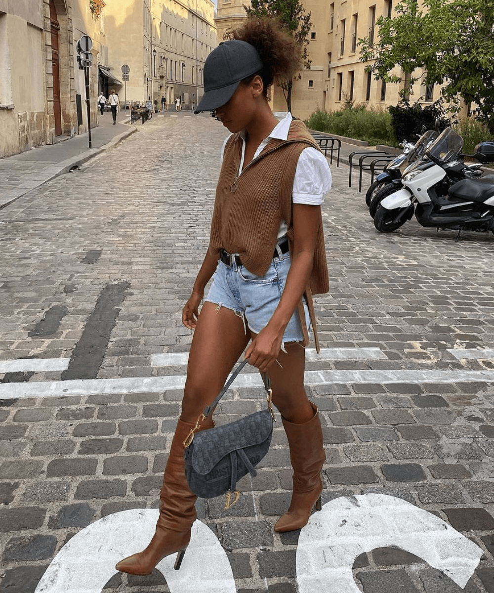 Hanna Lhoumeau - shorts jeans, camiseta branca, colete e bota marrom - Street Style de Paris - verão - Paris - https://stealthelook.com.br