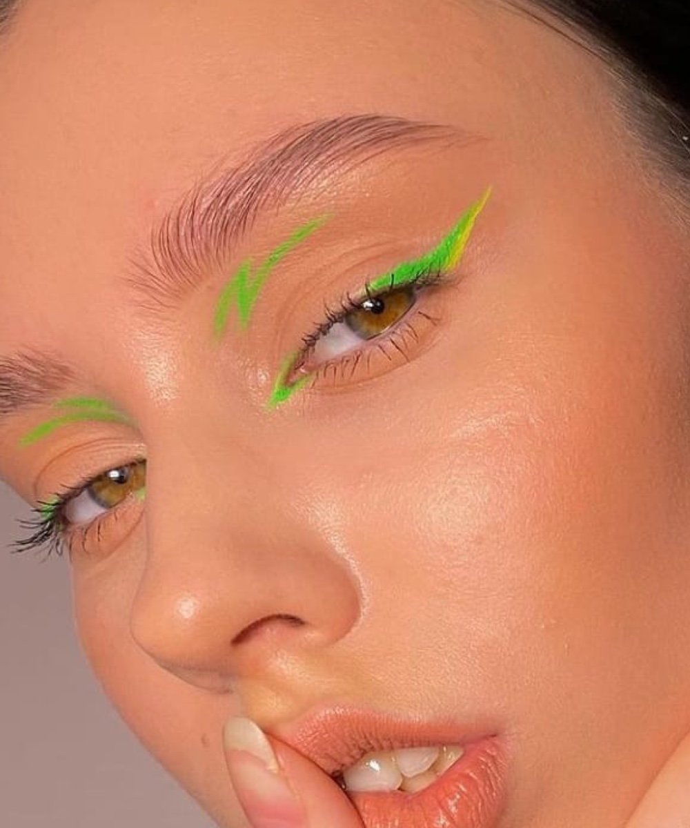 delineador neon  - Euphoria - tendência de maquiagem  - delineados  - maquiagem de verão  - https://stealthelook.com.br