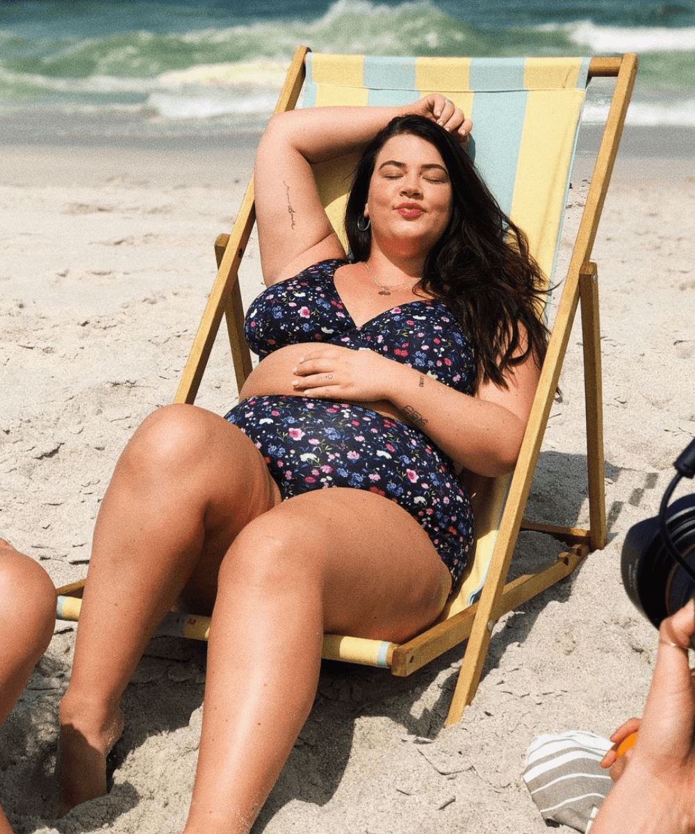 Cassandra Klatzkow - biquíni estampado - moda praia - verão - sentada em uma cadeira - https://stealthelook.com.br