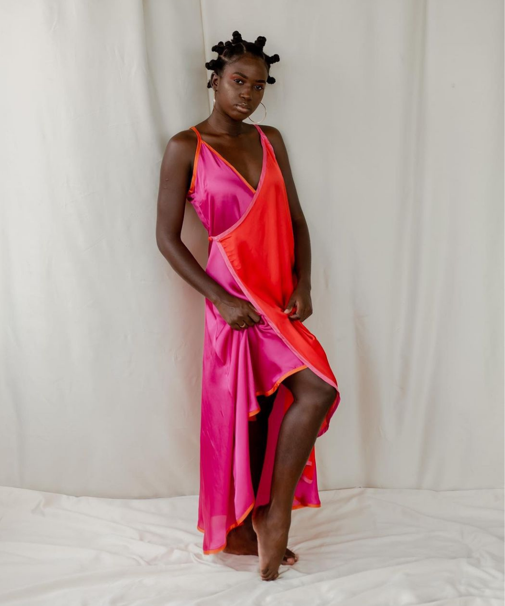 @santaresistencia - vestido bicolor de rosa e vermelho - tendências de verão - verão - em pé na casa  - https://stealthelook.com.br