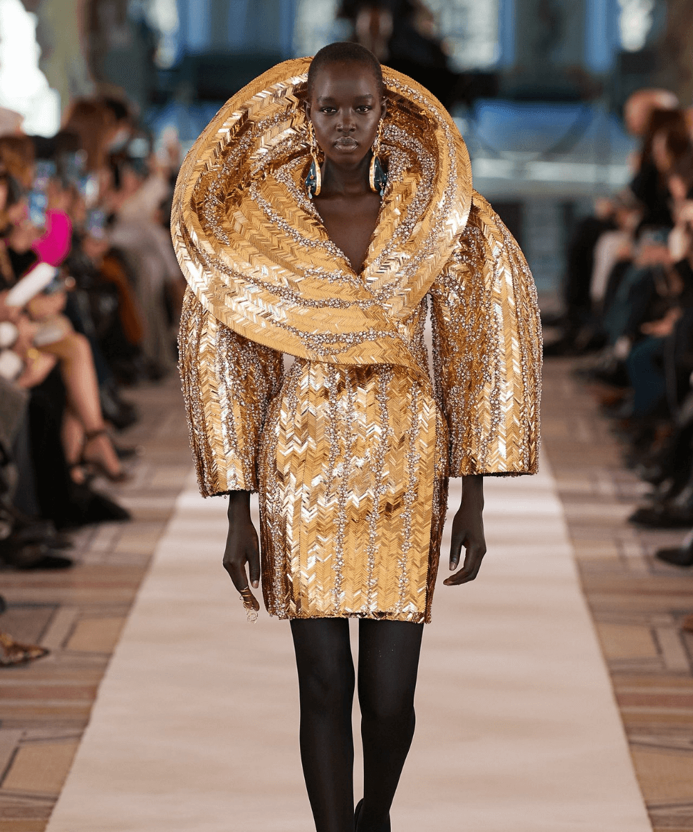 Desfile Schiaparelli - vestido dourado - semana de alta-costura - Primavera - Paris - https://stealthelook.com.br
