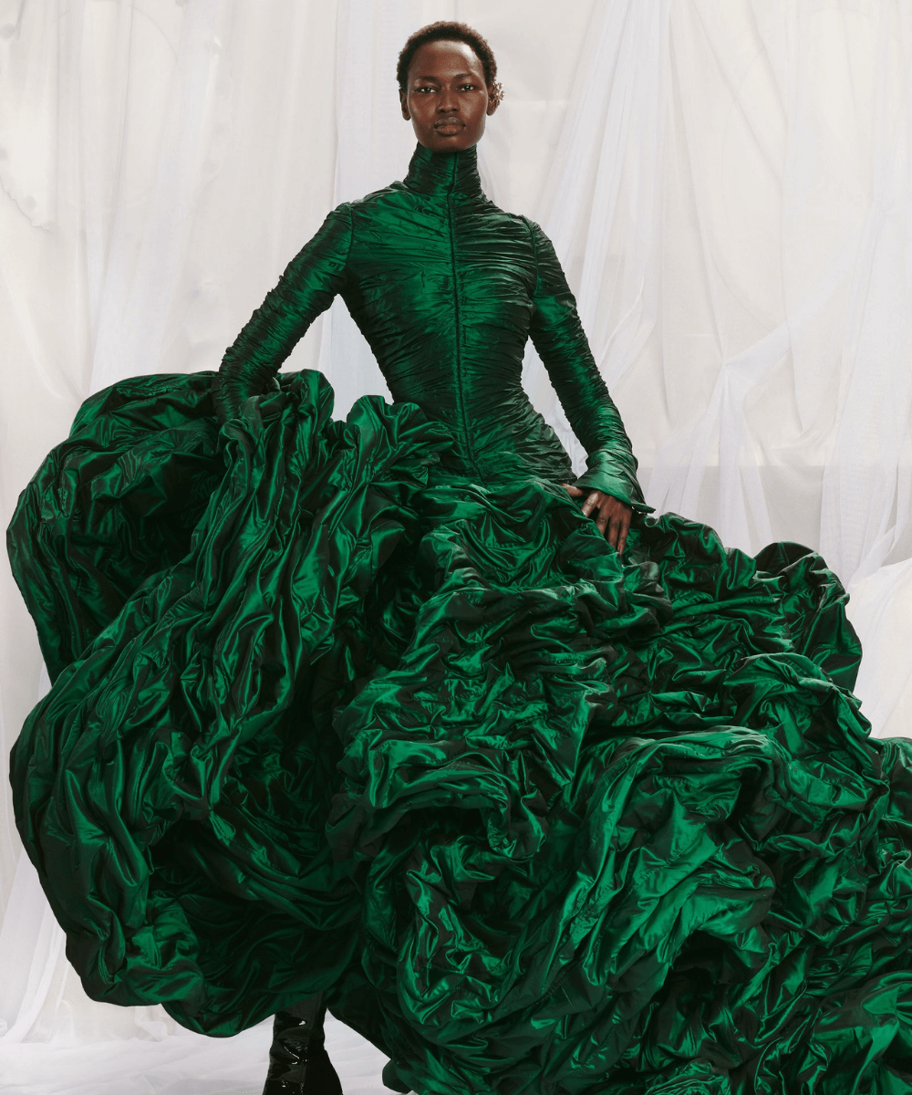 Apresentação Jean-Paul Gaultier - vestido verde brilhante - semana de alta-costura - Primavera - Paris - https://stealthelook.com.br