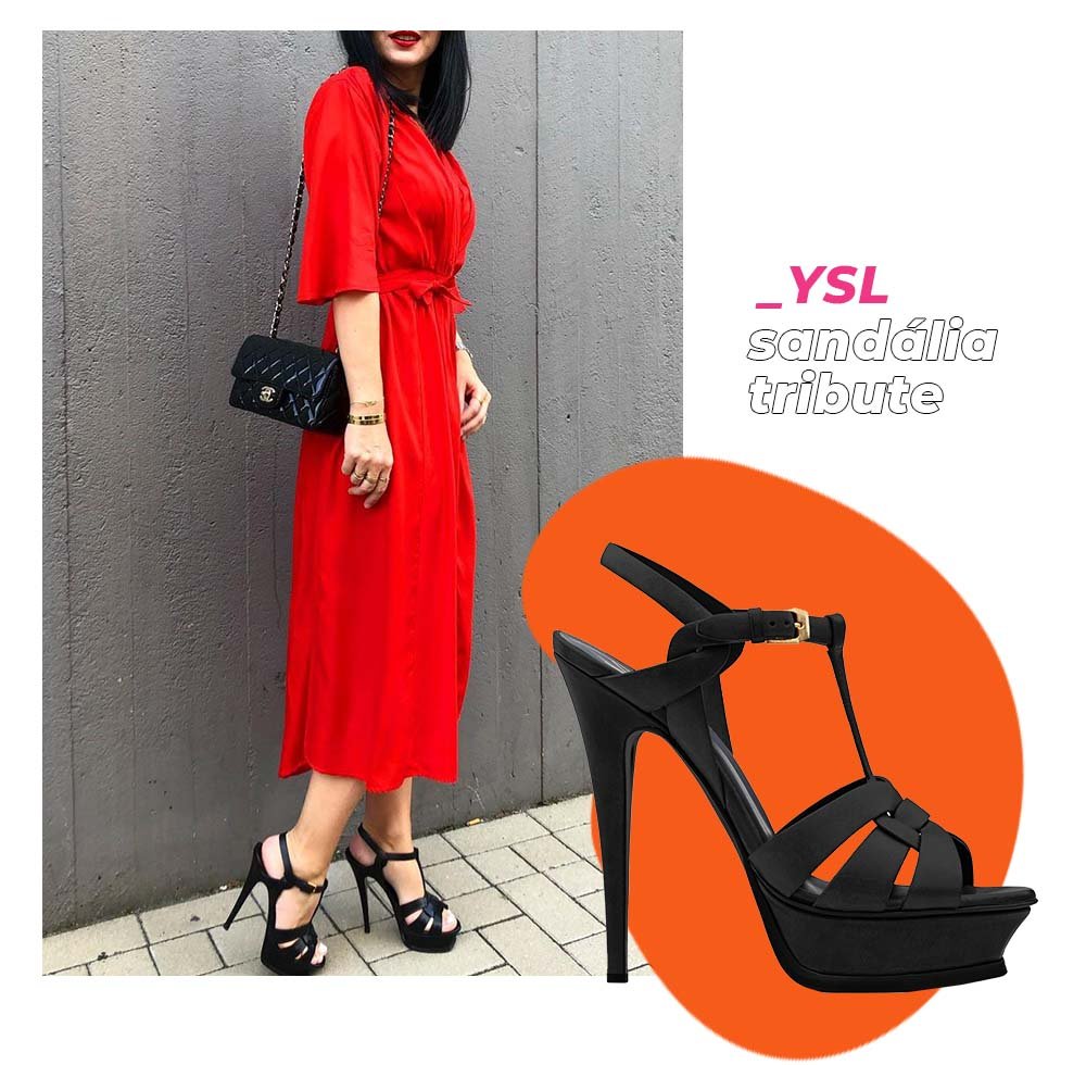 Eva|@mrs_thatmountain|Saint Laurent - vestido vermelho com sapato de luxo sandália tribute Saint Laurent - sapatos de luxo - Verão 2022 - em frente a uma parede - https://stealthelook.com.br