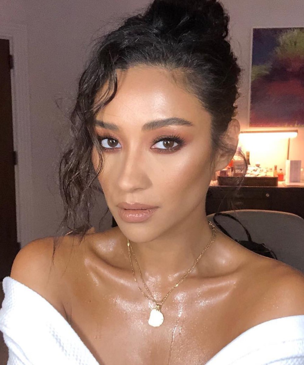 Shay Mitchell - casamentos diurnos - penteados para festas - penteados semi presos - festas de casamento - https://stealthelook.com.br