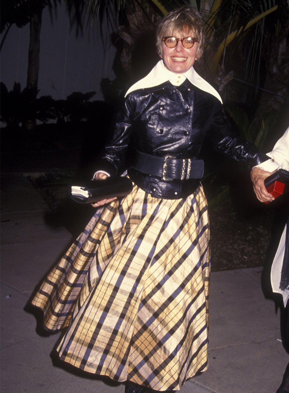 It girls - Diane Keaton, saia xadrez godê, jaqueta de couro - Diane Keaton - Verão - Street Style  - https://stealthelook.com.br