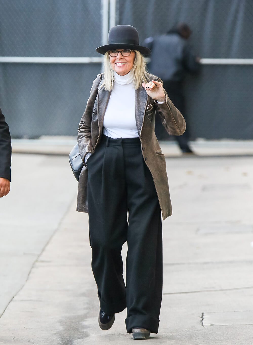 It girls - Diane Keaton, calça jeans pantalona, blazer, chápeu - Diane Keaton - Verão - Street Style  - https://stealthelook.com.br
