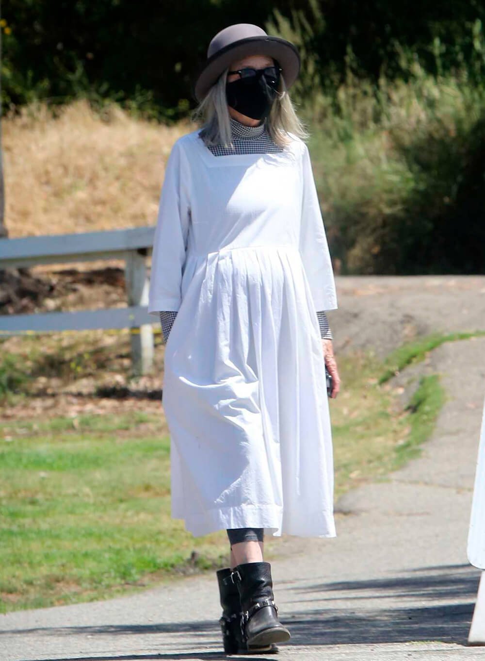 It girls - Diane Keaton, vestido branco, breezy dress, sobreposição - Diane Keaton - Verão - Street Style  - https://stealthelook.com.br