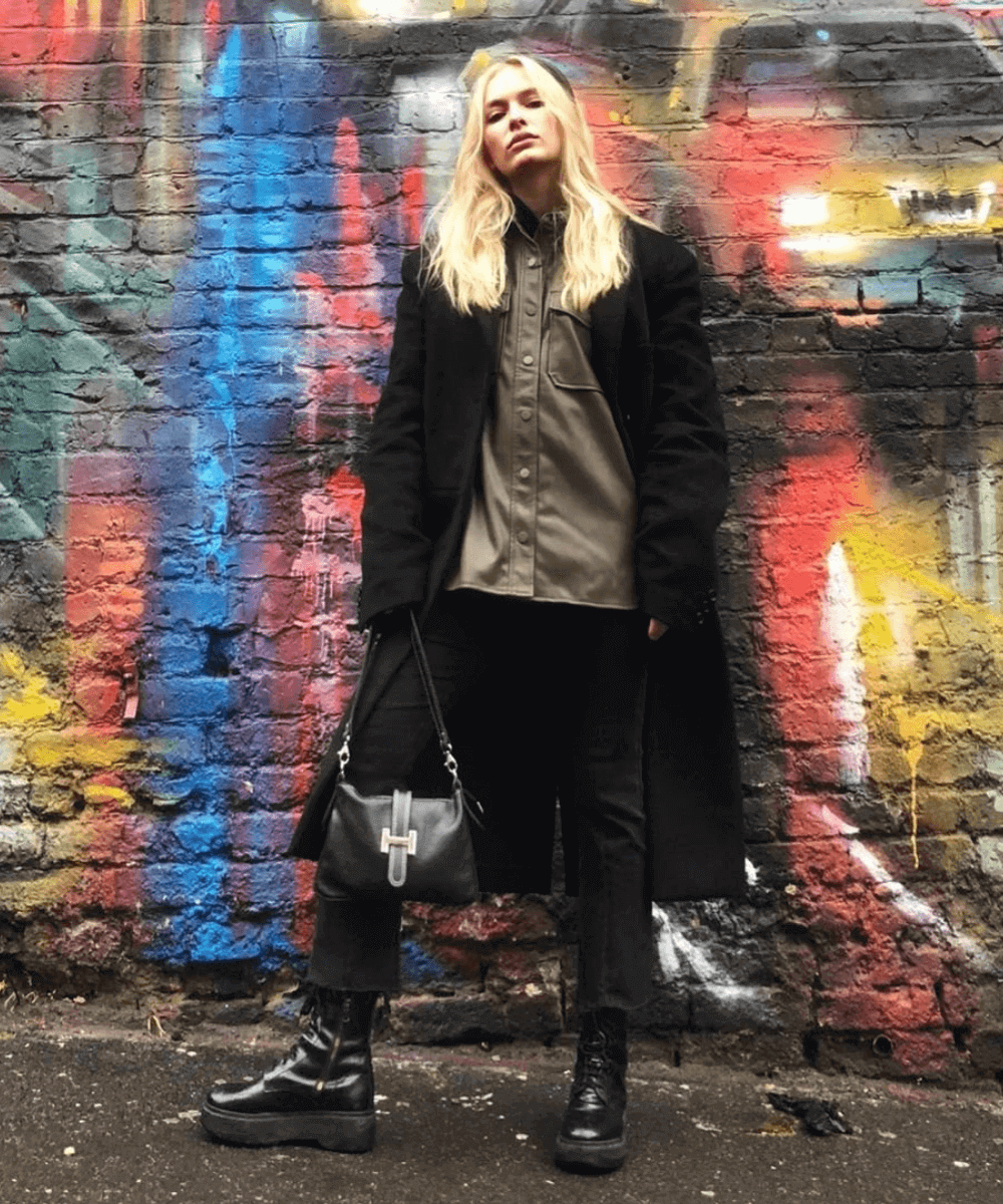 Camille Razat - calça jeans preta, trench coat e camisa verde - Camille Razat - Inverno  - em pé na rua - https://stealthelook.com.br