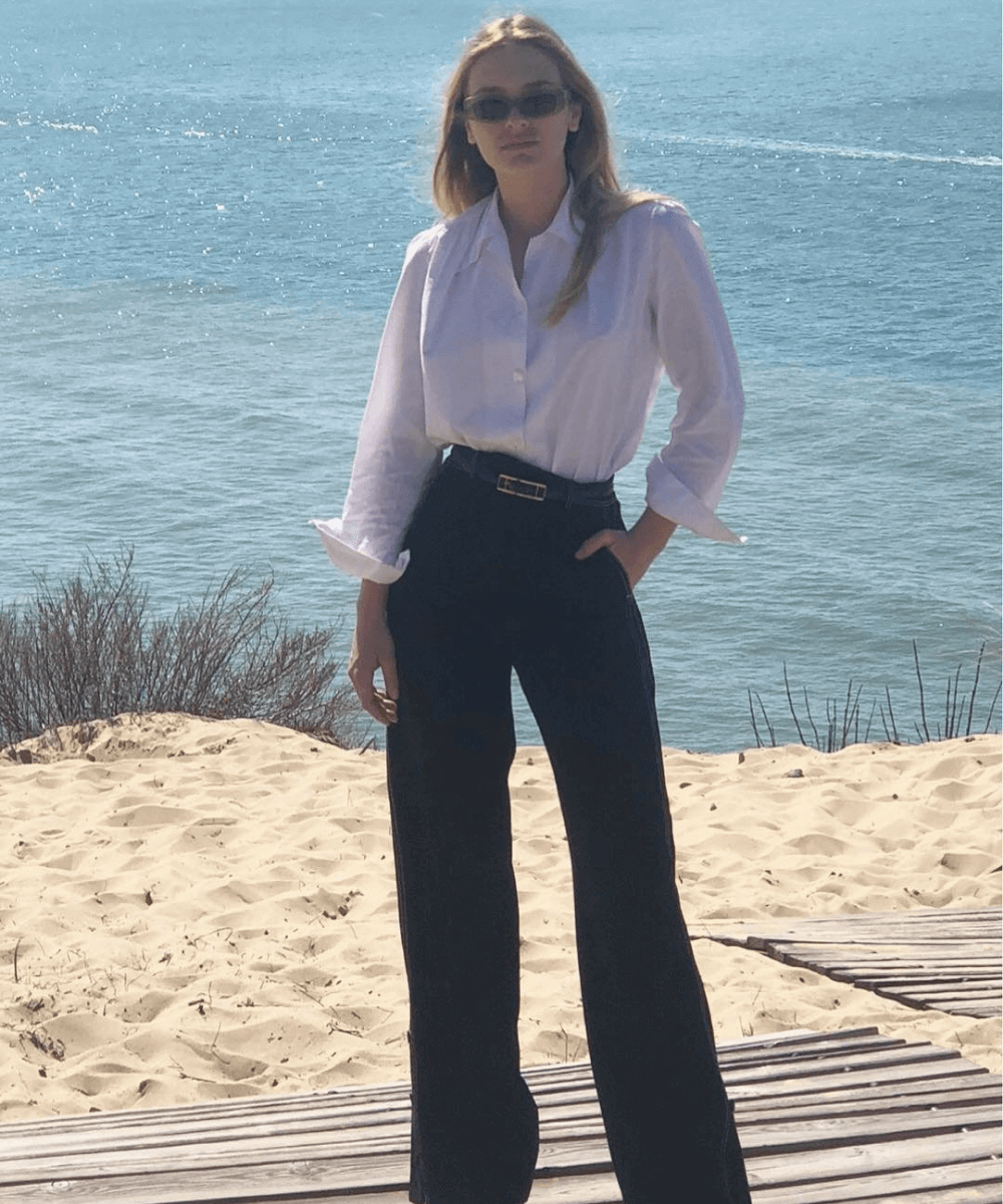 Camille Razat - calça flare jeans e camisa branca - Camille Razat - verão - em pé na frente do mar - https://stealthelook.com.br