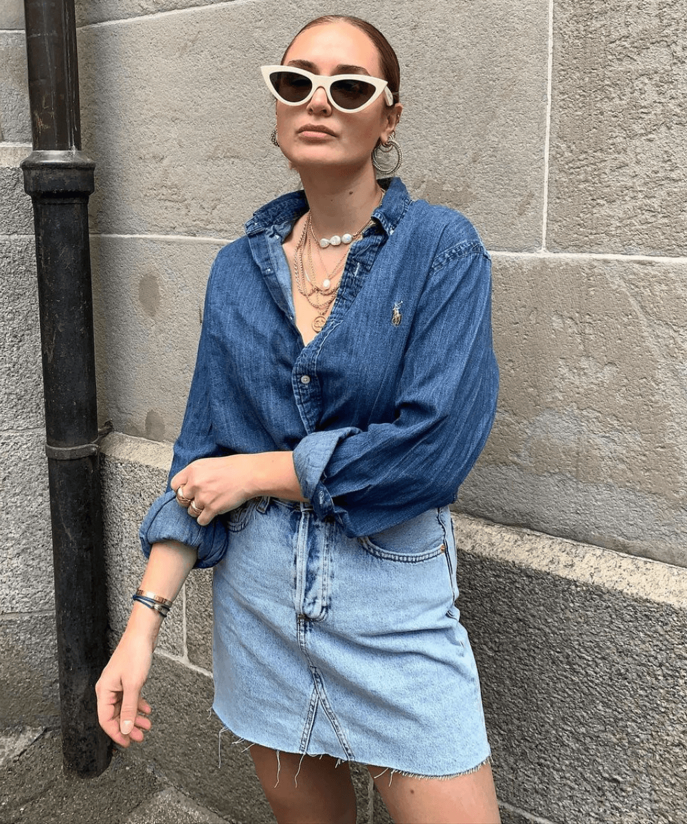Olivia Faeh - minissaia jeans com camisa jeans e óculos de sol - looks com saia jeans - verão - em pé na rua - https://stealthelook.com.br