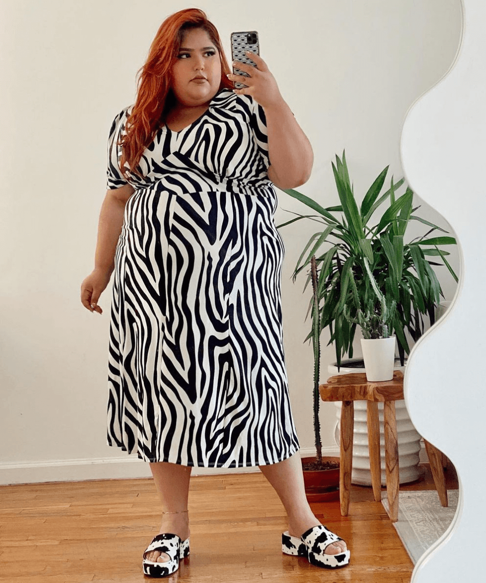 Jessica Torres - vestido de zebra e tamancos de cow print - misturar estampas - verão - foto na frente do espelho - https://stealthelook.com.br