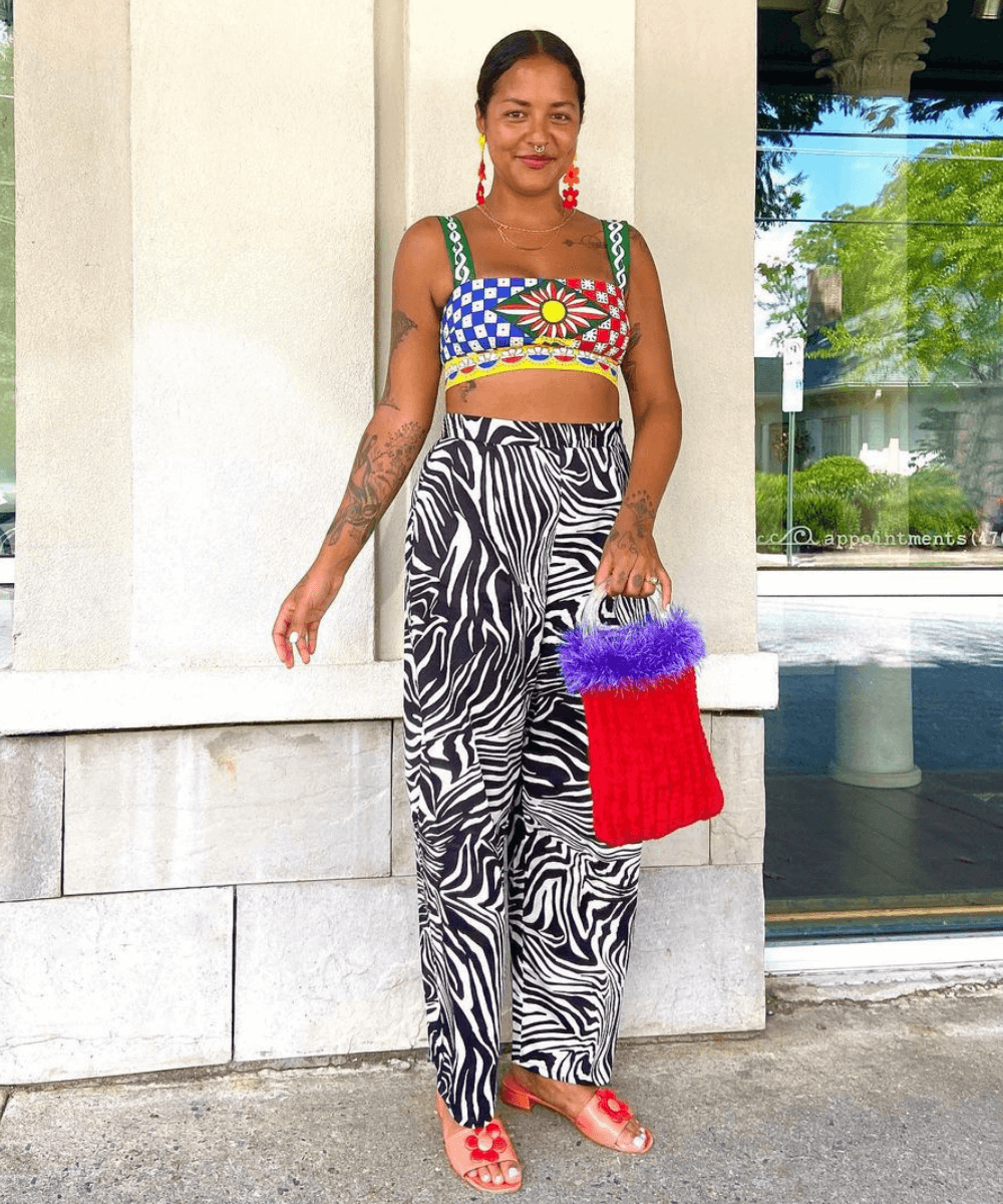 Michelle Norris - calça de zebra, cropped colorido e sandálias - misturar estampas - verão - em pé na rua - https://stealthelook.com.br