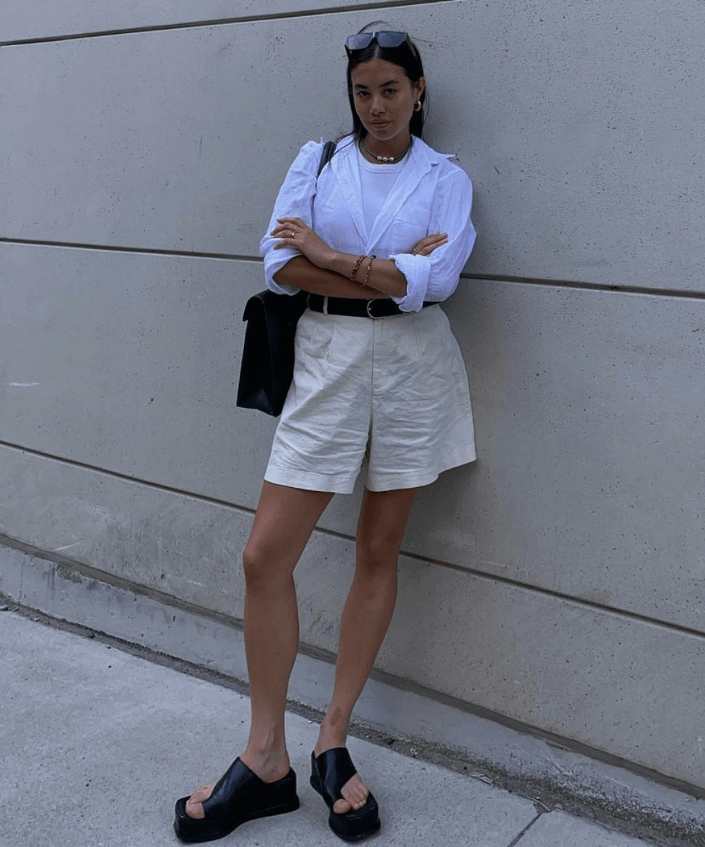 Sasha Mei - shorts de linho, camisa branca  - looks básicos - verão - em pé na rua - https://stealthelook.com.br