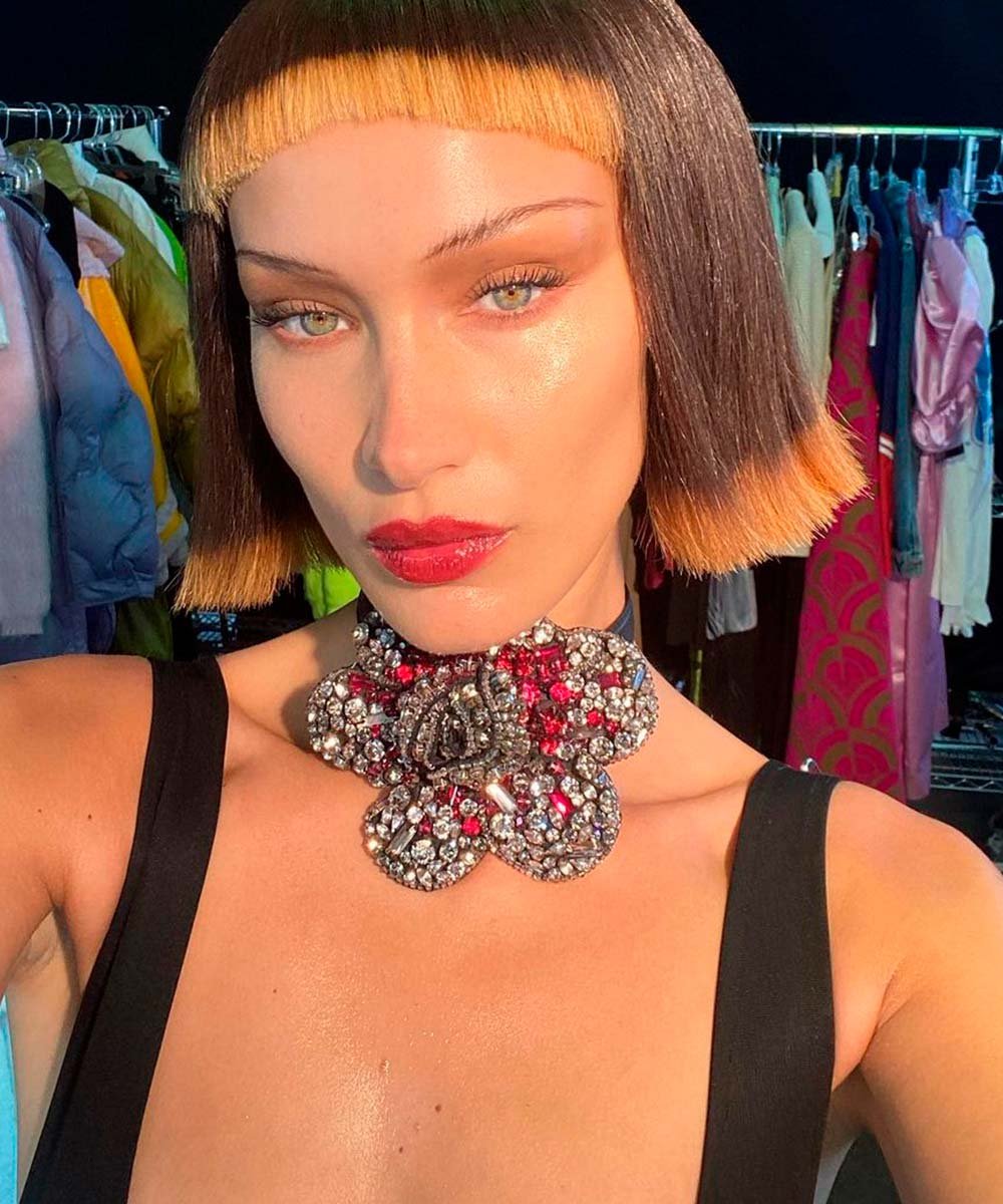 Bella Hadid - maquiagem-sobrancelhas-finas-bella-hadid - tendências de beleza Y2k - verão - brasil - https://stealthelook.com.br