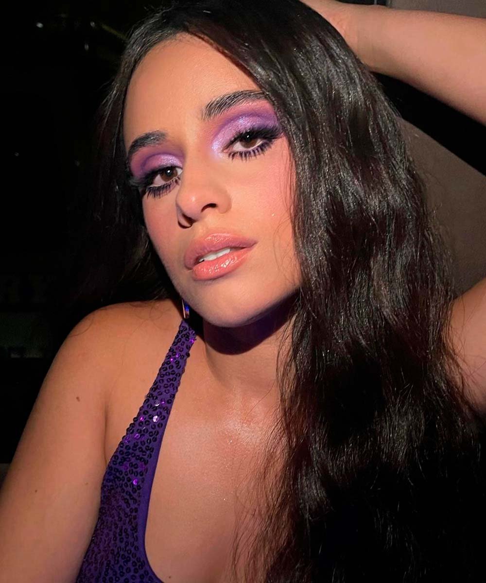 Camila Cabello - maquiagem-make-camila-cabello-colorida-roxo-brilho - tendências de beleza Y2k - verão - brasil - https://stealthelook.com.br