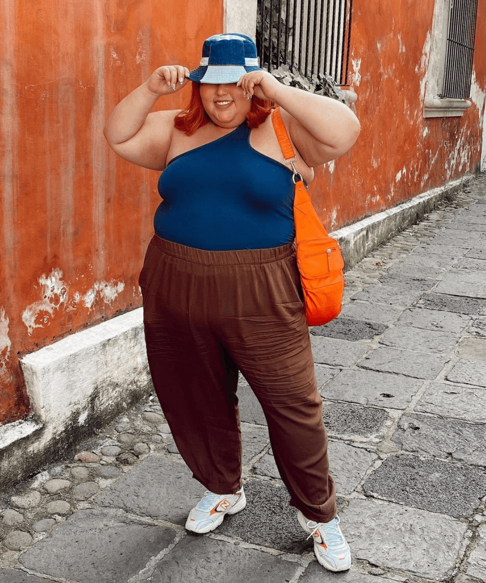 Jessica Torres - body azul com calça e tênis chuncky - sapatos confortáveis - Verão 2022 - na rua - https://stealthelook.com.br