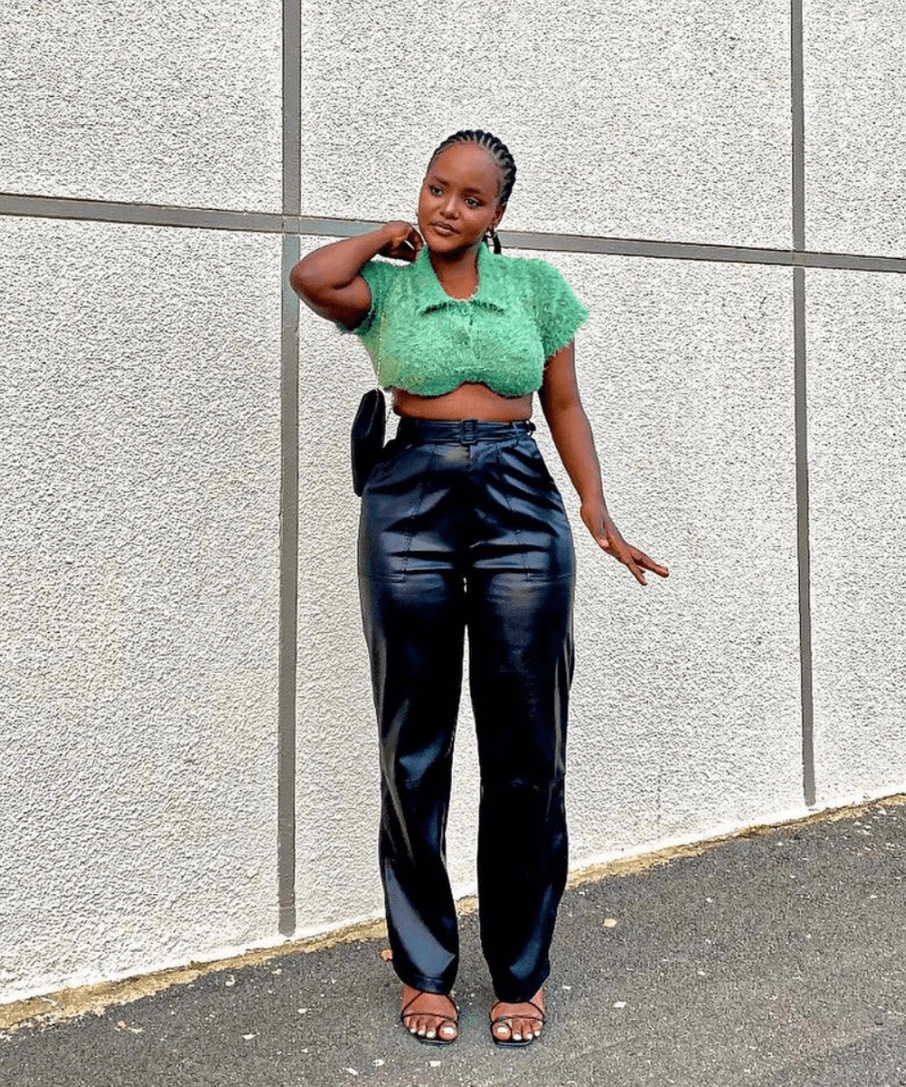Kamohelo Muso - cropped verde com calça de couro - calça de couro nos looks - Verão 2022 - na rua - https://stealthelook.com.br