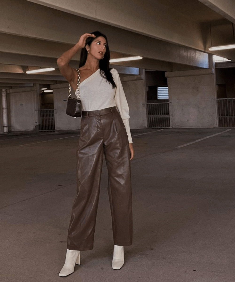 Nicole Mehta - blusa nula manga com calça de couro e bota - calça de couro nos looks - Verão 2022 - no estacionamento - https://stealthelook.com.br