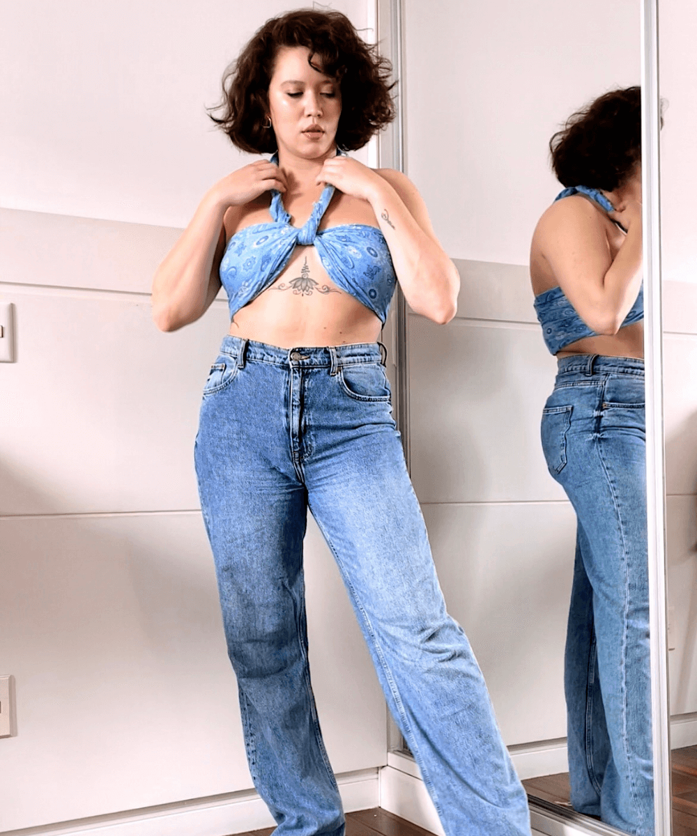 Ligia Xavier - calça jeans e canga azul - canga de praia - verão - em pé na casa  - https://stealthelook.com.br