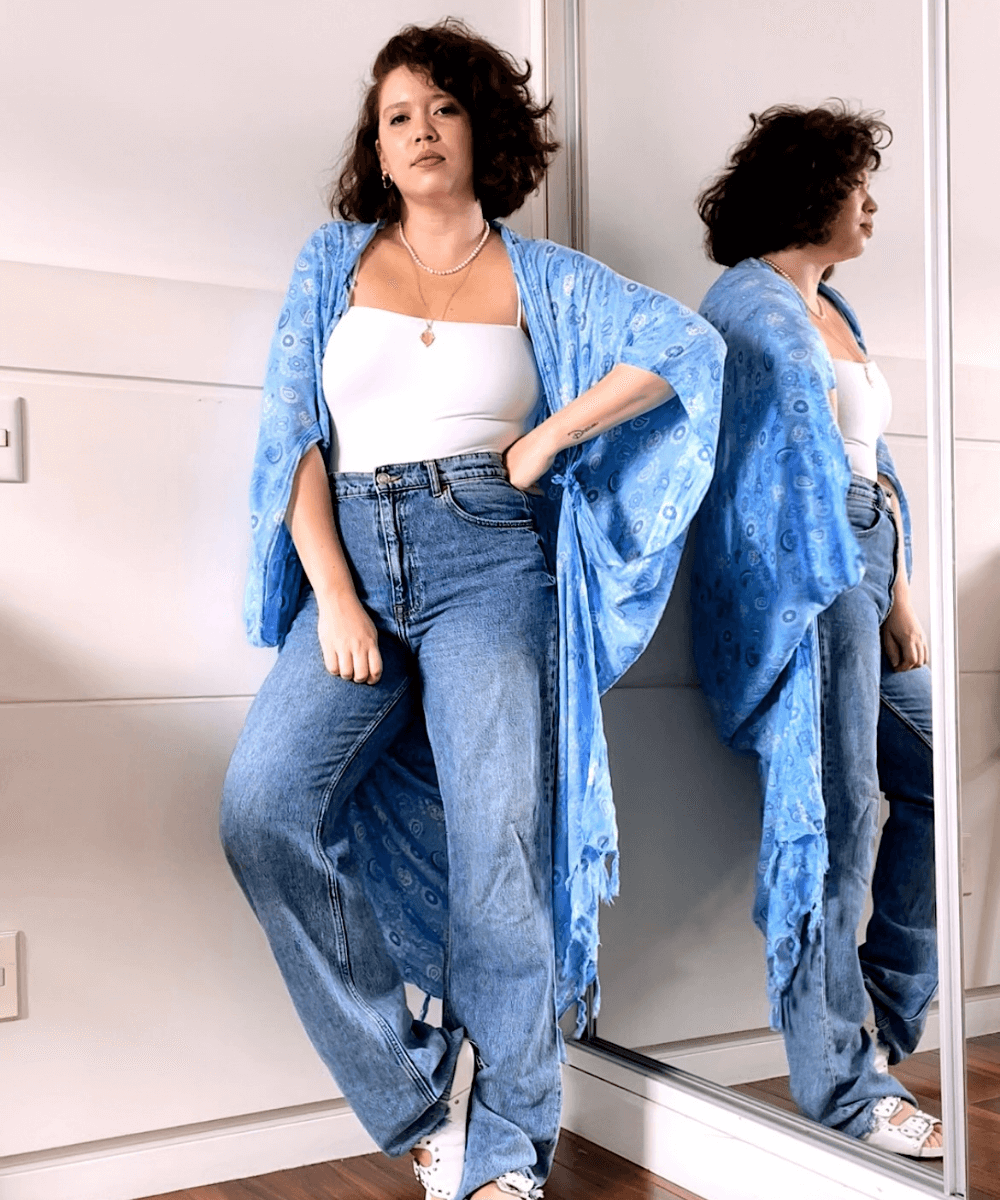 Ligia Xavier - calça jeans, cropped branco e canga como kimono - canga de praia - verão - em pé na casa  - https://stealthelook.com.br