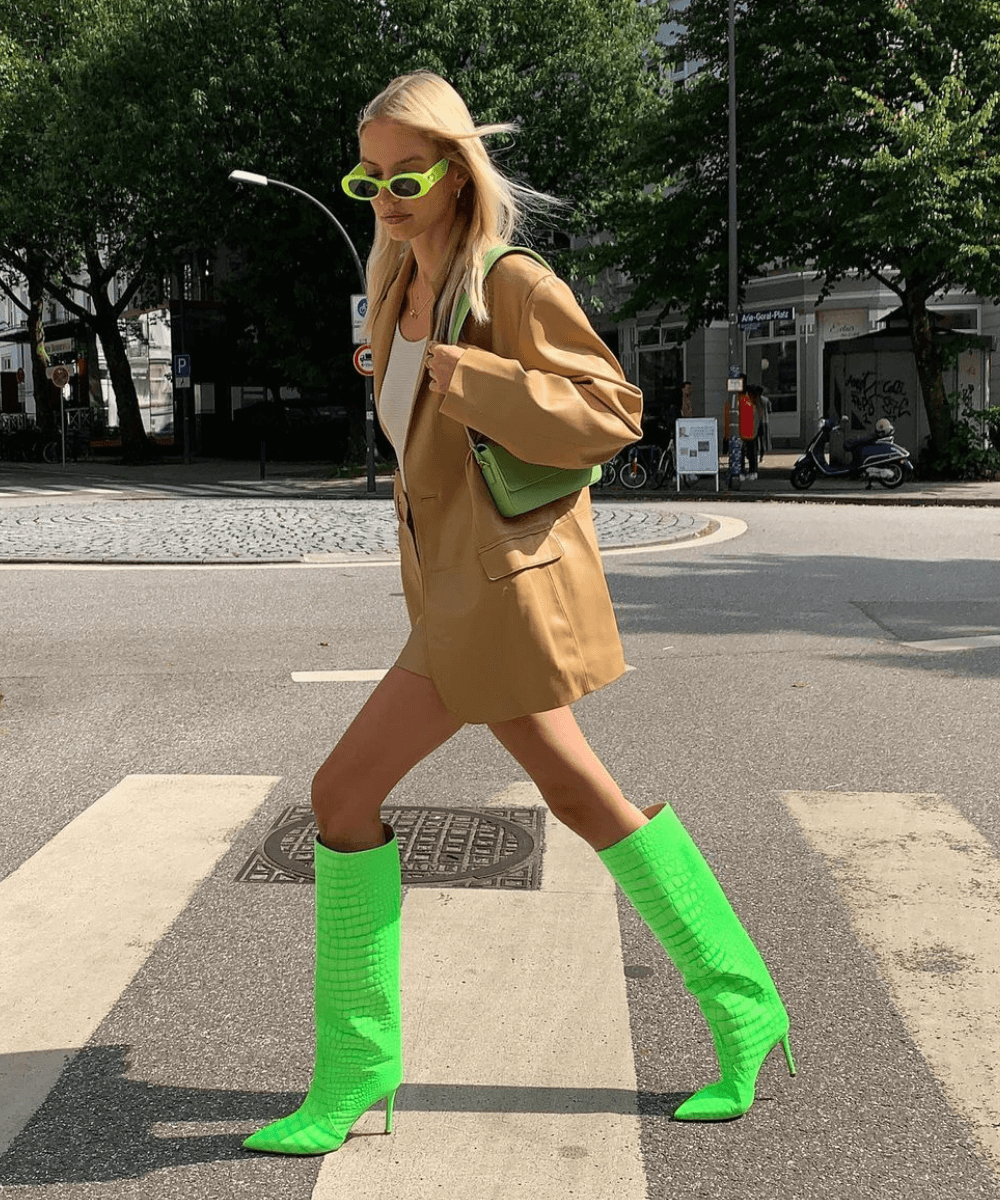 Leonie Hanne - bota verde de cano alto e conjunto marrom de blazer e shorts - inverno 2022 - Outono - andando na rua - https://stealthelook.com.br