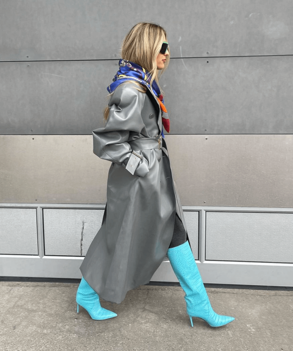 Emili Sindlev - trench coat cinza e bota azul de cano alto - inverno 2022 - Inverno - andando na rua - https://stealthelook.com.br