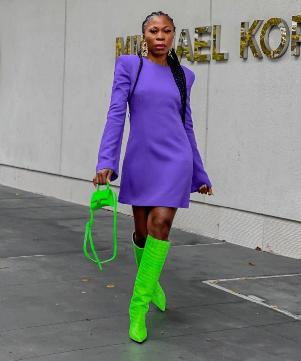 @queenessynyc - vestido roxo e bota verde de cano alto - inverno 2022 - Inverno - andando na rua - https://stealthelook.com.br