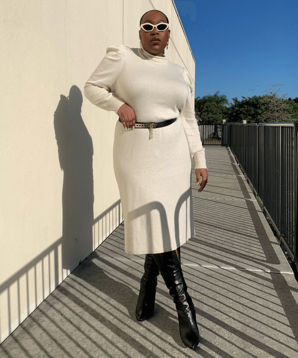 Aniyah Morinia - vestido de tricot off white e bota preta - inverno 2022 - Inverno - em pé na rua - https://stealthelook.com.br