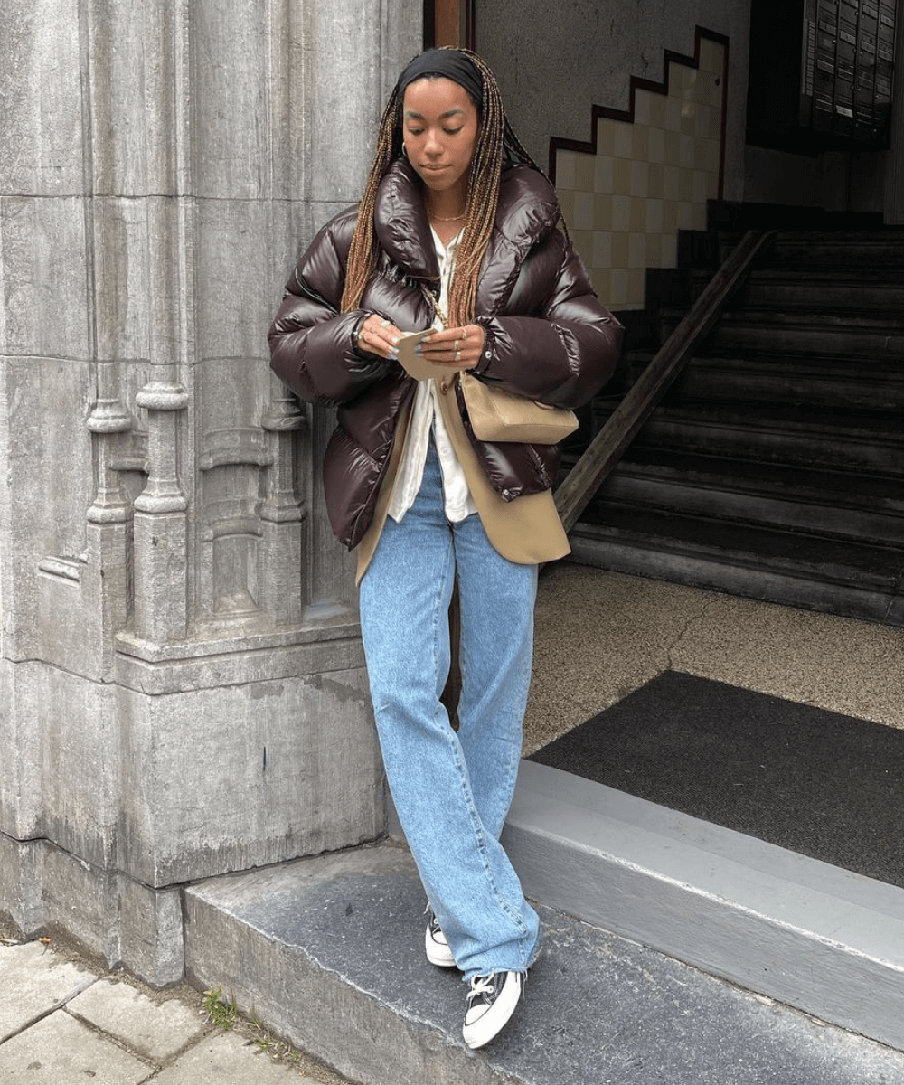 Amaka Hamelijnck - calça jeans, camisa e jaqueta puffer - casacos de inverno - Inverno - em pé na rua - https://stealthelook.com.br