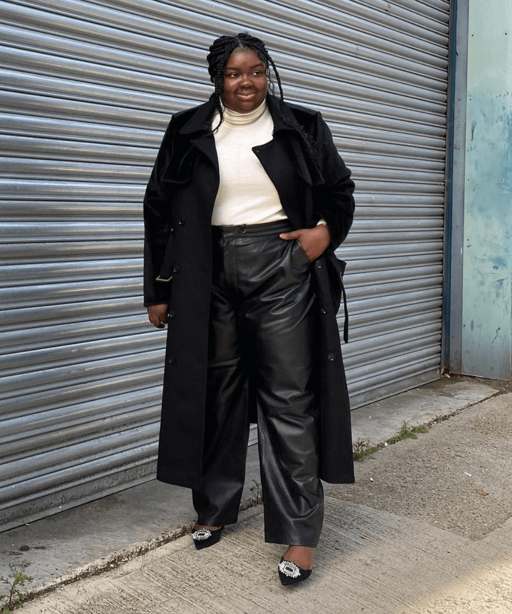 Abisola Omole - trench coat preto e calças de P.U - casacos de inverno - Inverno  - andando na rua - https://stealthelook.com.br