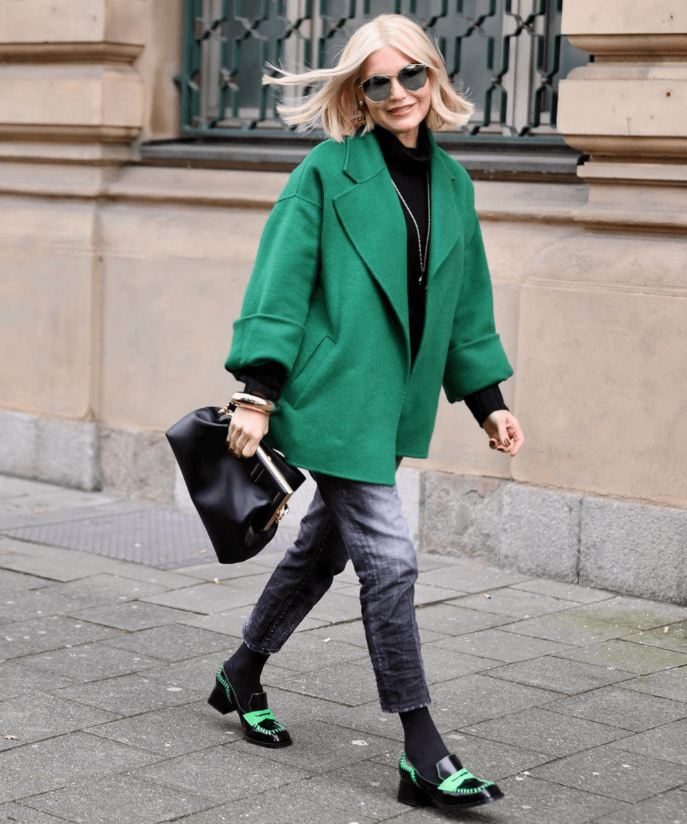 Petra Dieners - casaco verde com calça jeans e mocassim de salto - looks para dias chuvosos - Verão 2022 - na rua - https://stealthelook.com.br
