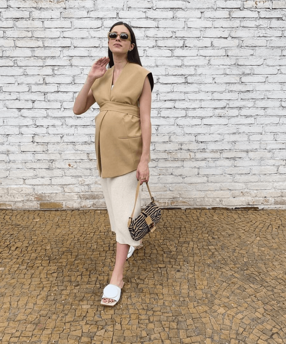 Andrea Florence - colete de alfaiataria com saia de tricô - estilo durante a gravidez - Verão 2022 - na rua - https://stealthelook.com.br