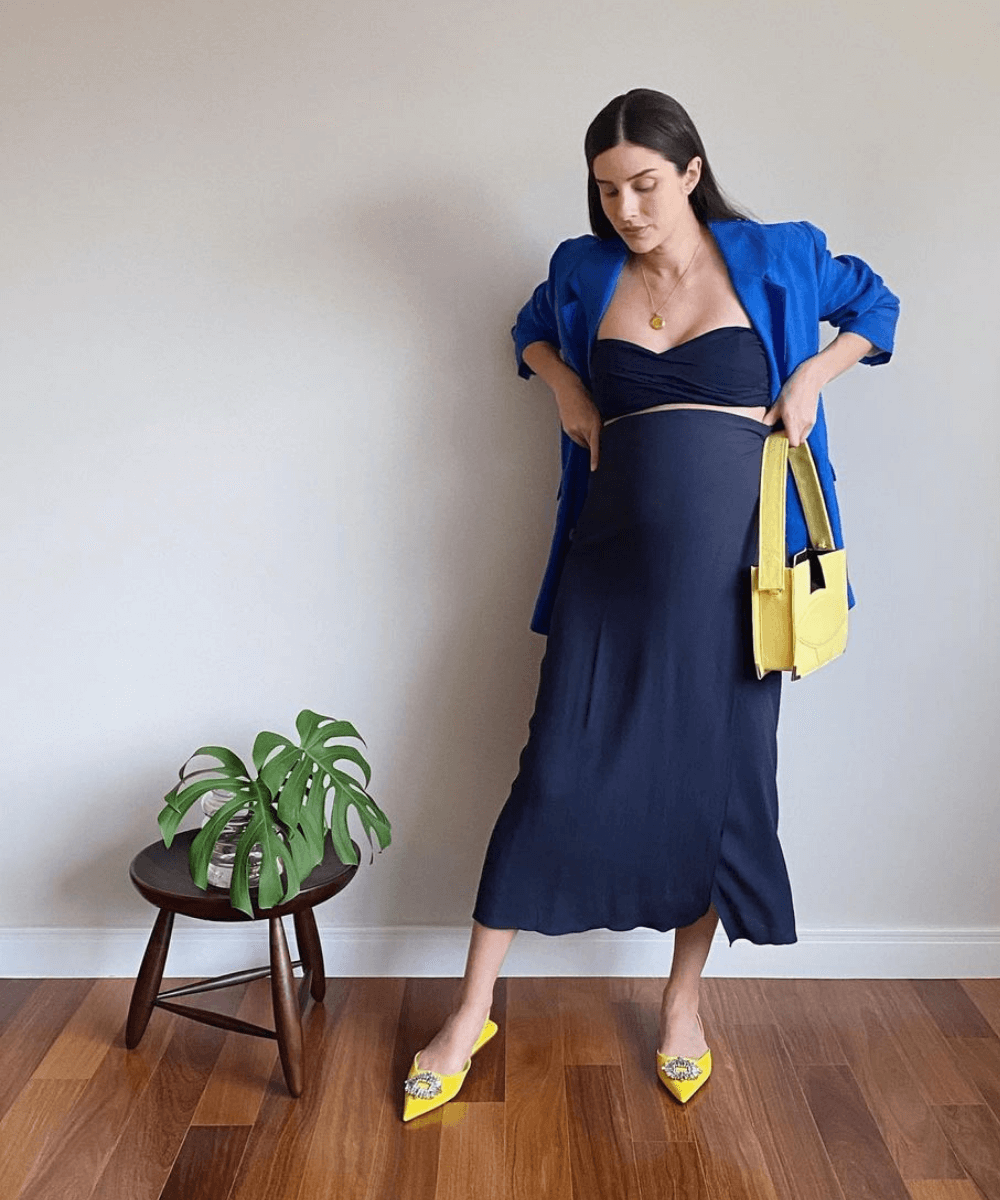 Andrea Florence - cropped com saia pareô e blazer - estilo durante a gravidez - Verão 2022 - em casa - https://stealthelook.com.br