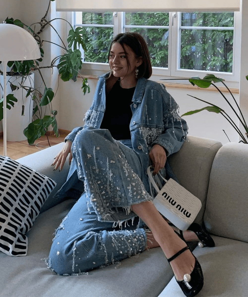 @maryljean - look all jeans com calça e jaqueta - jaqueta jeans - Outono - sentada em um sofá - https://stealthelook.com.br