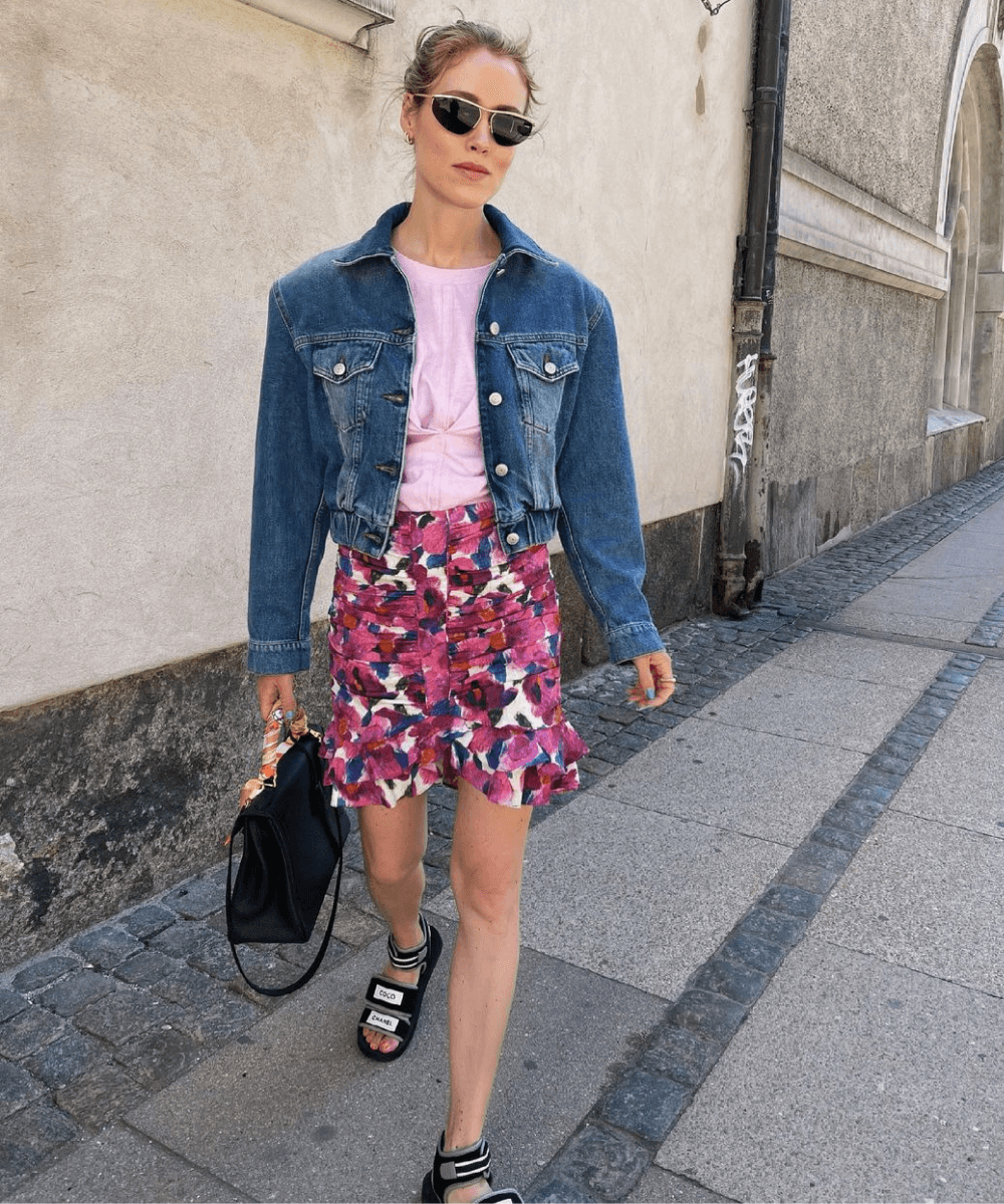 Annabel Rosendahl - saia floral, blusa roxa e jaqueta jeans - jaqueta jeans - Primavera - em pé na rua - https://stealthelook.com.br