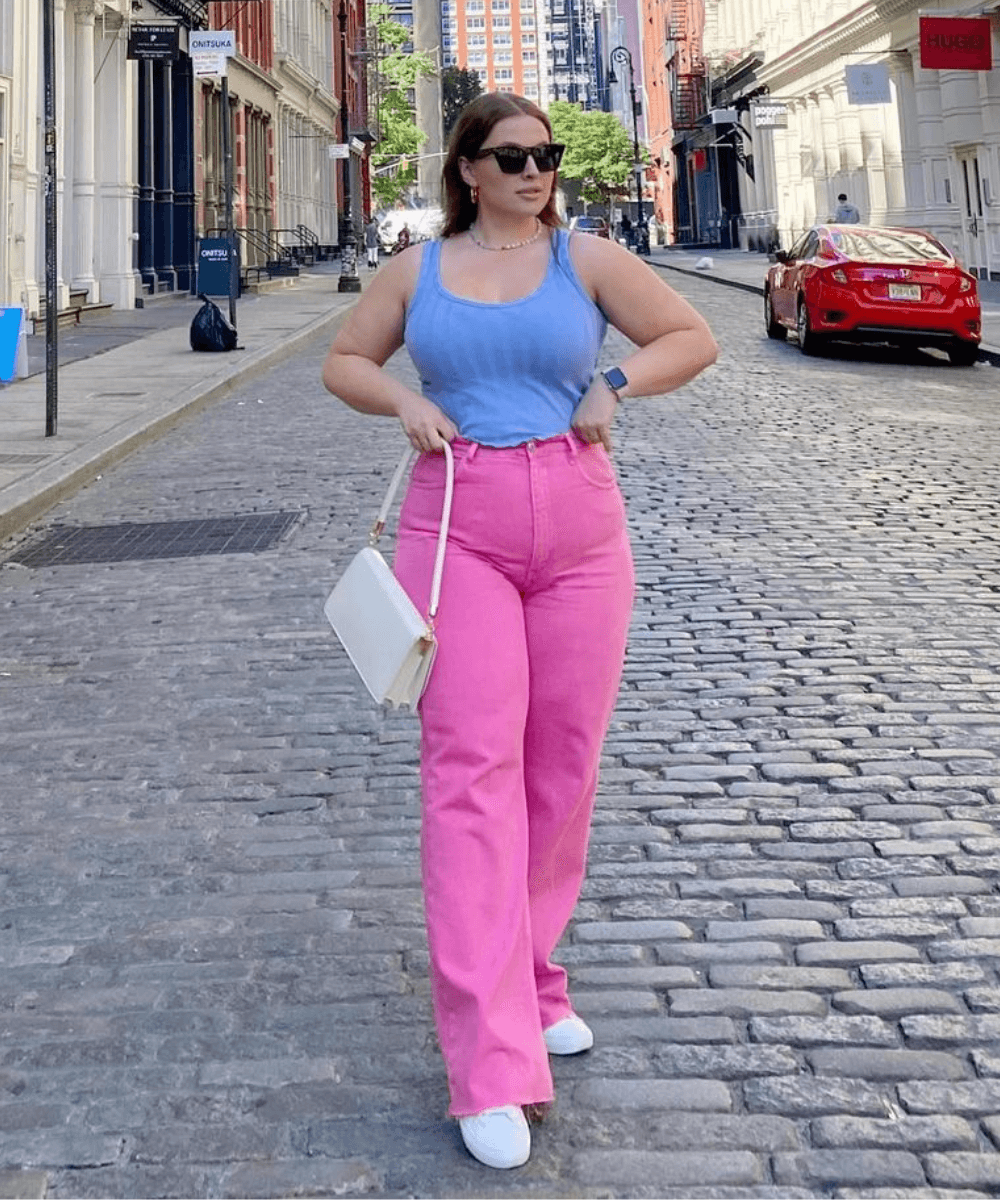 Sarah ‘Saz’ Ring - blusa lilás com calça rosa - calça high waist - Verão 2022 - na rua - https://stealthelook.com.br