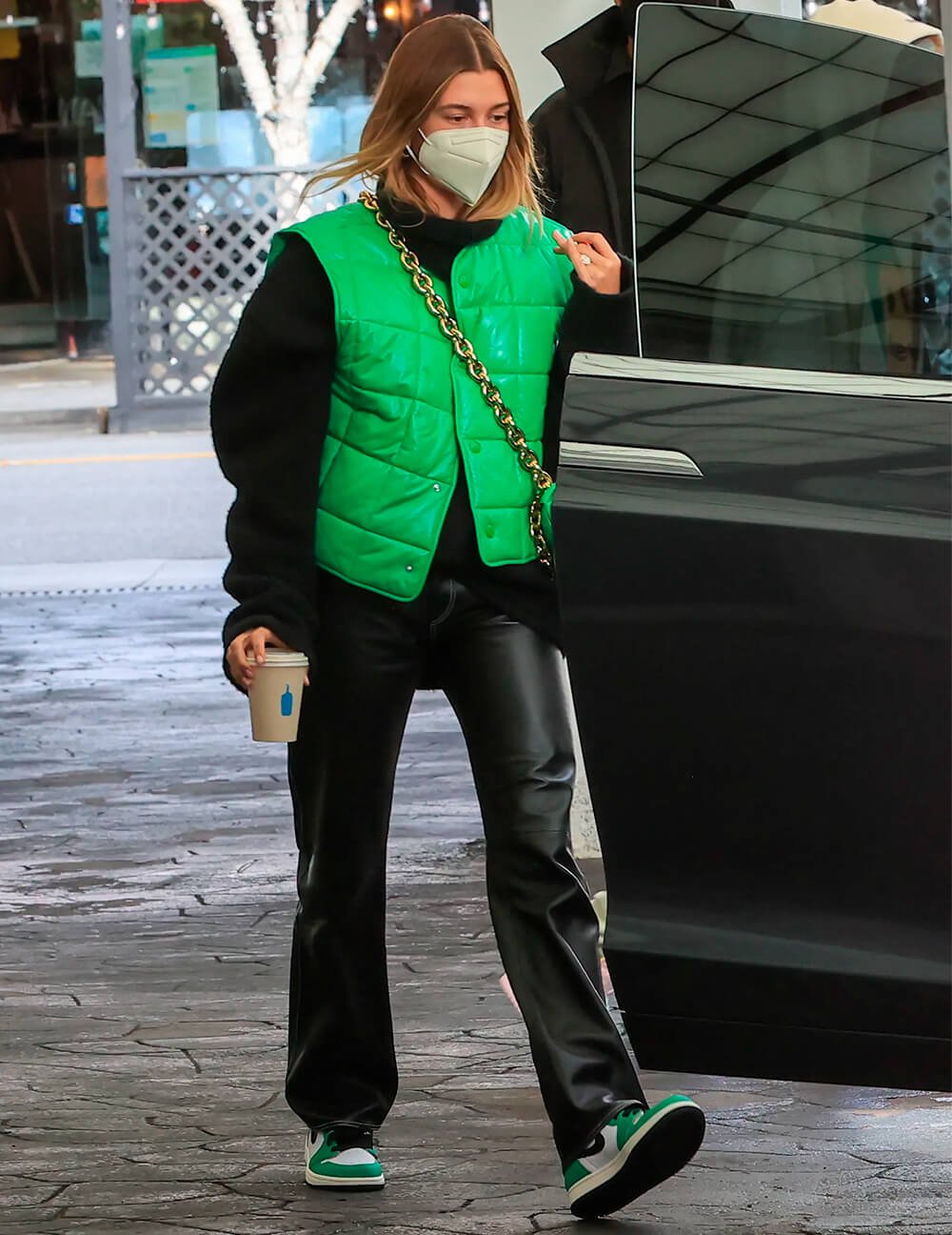 It girls - Hailey Bieber, colete, verde - Hailey Bieber - Verão - Street Style  - https://stealthelook.com.br
