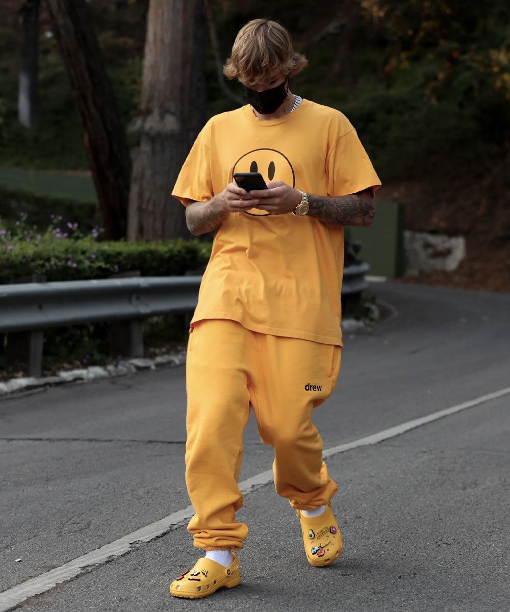 Justin Bieber - looks com crocs - celebridades usando crocs - verão - street style - https://stealthelook.com.br